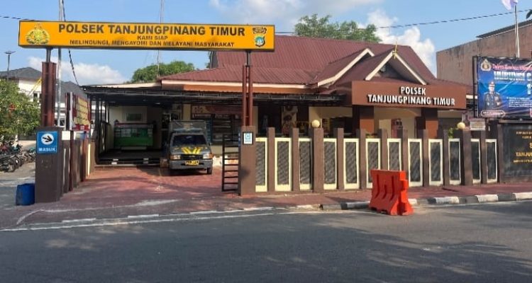 Tampak depan Kantor Polsek Tanjungpinang Timur yang berlokasi di Jalan Adi Sucipto, Komplek Bintan Center Km IX, Kelurahan Air Raja, Kecamatan Tanjungpinang Timur, Kota Tanjungpinang, Kepulauan Riau. (F/Potensi.News)