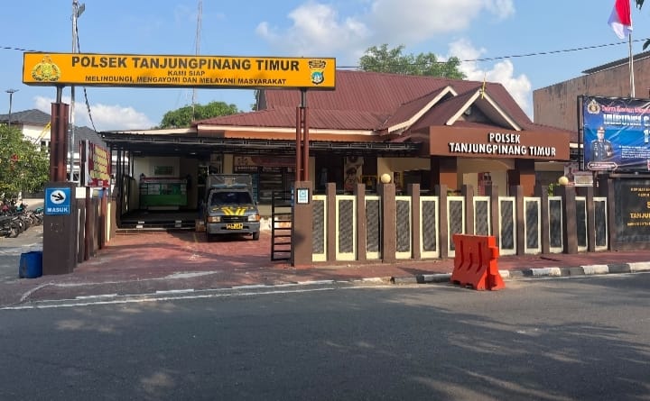 Tampak depan Kantor Polsek Tanjungpinang Timur yang berlokasi di Jalan Adi Sucipto, Komplek Bintan Center Km IX, Kelurahan Air Raja, Kecamatan Tanjungpinang Timur, Kota Tanjungpinang, Kepulauan Riau. (F/Potensi.News)